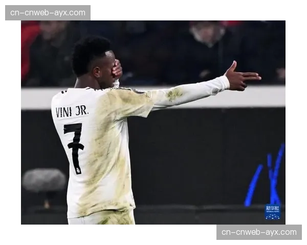 维尼修斯突破后助攻瞬间被抓拍，成欧冠官方社交媒体热点图片