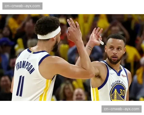 瞬间特写：库里在打破生涯三分总数纪录后的家庭庆祝时刻