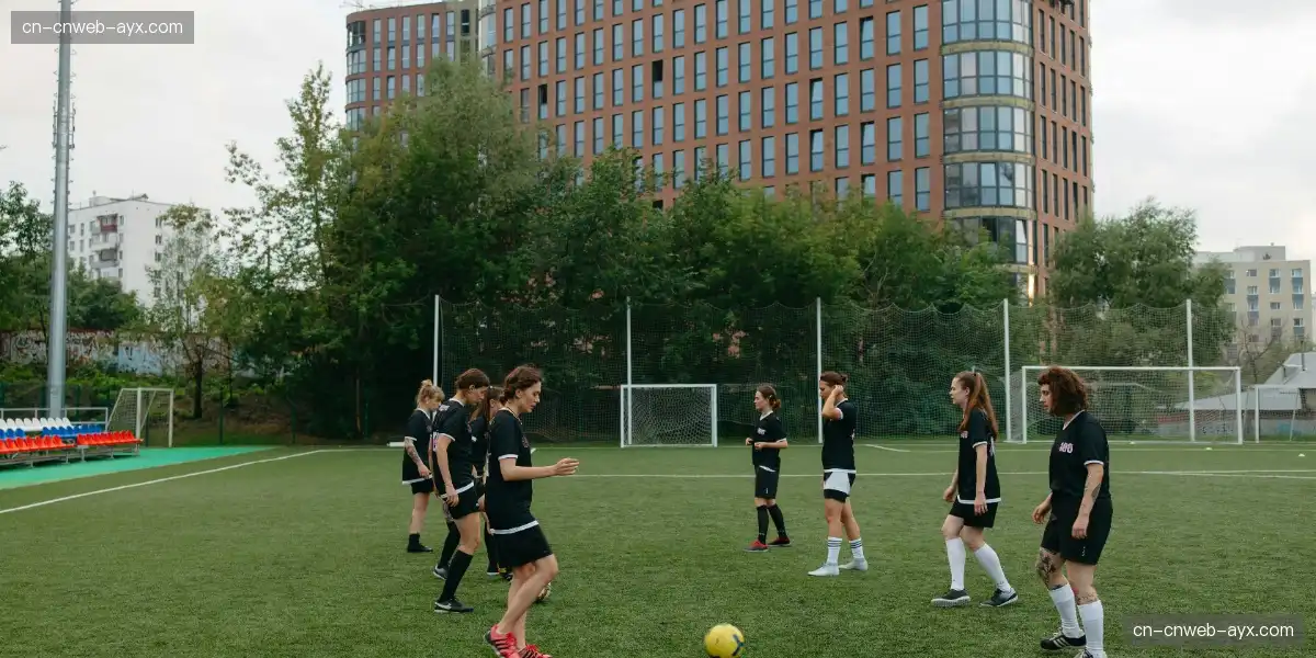 📸 教练球员相拥而泣,男儿泪为荣耀而流,热血铸就传奇!😢